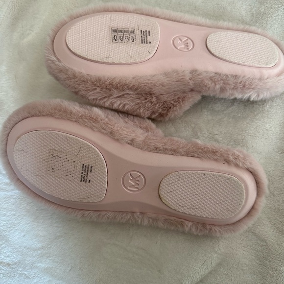 Beautiful 	
Alexis Faux-Fur Slipper, only wore once inside the home. - Picture 3 of 3